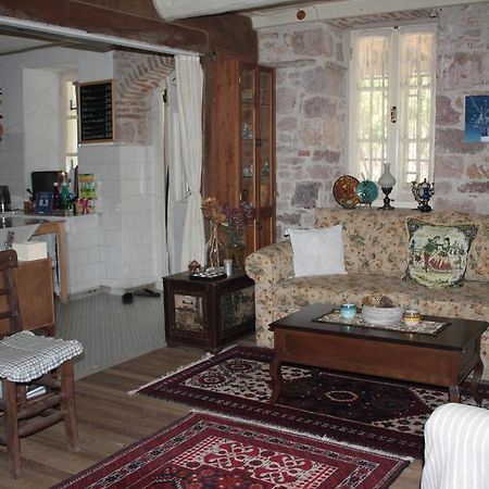 Istanbul Pension Айвалык Экстерьер фото